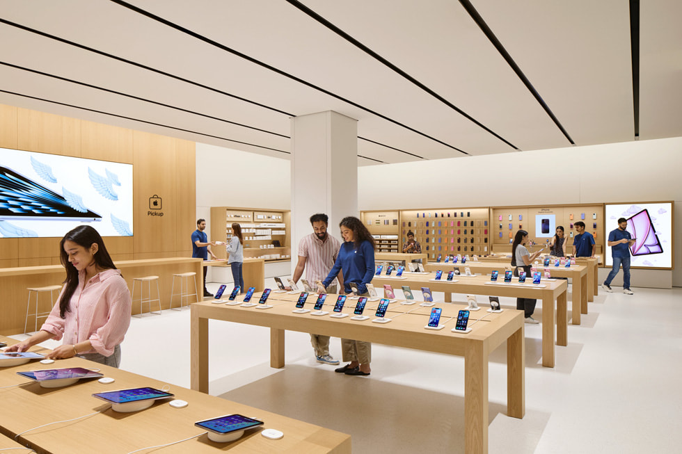 La línea de iPhone 16 en Apple Koregaon Park.