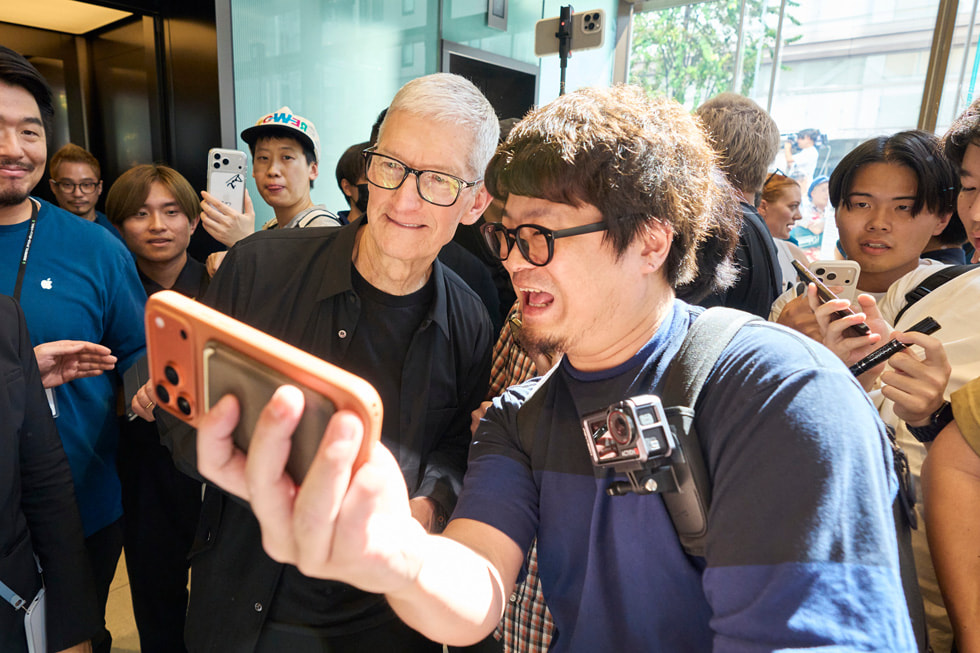 Ein Kunde bei der Aufnahme eines Selfie mit Tim Cook in Apple Ginza.