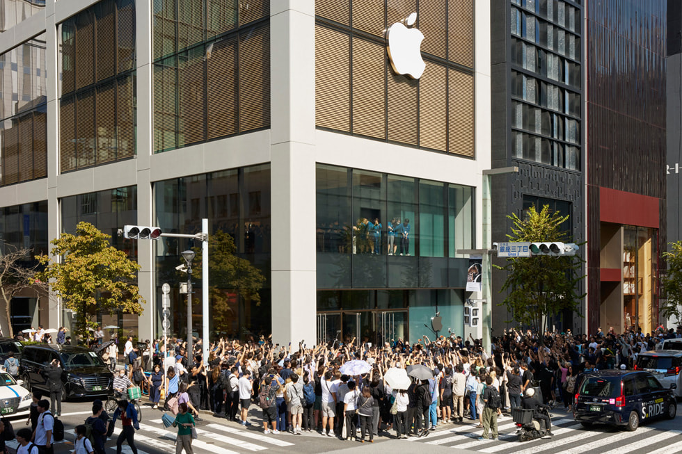Menschenmengen vor Apple Ginza.