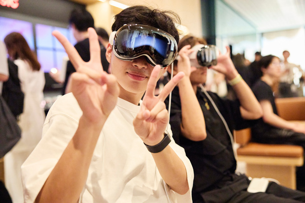 Kund:innen mit der Apple Vision Pro in Apple Ginza.