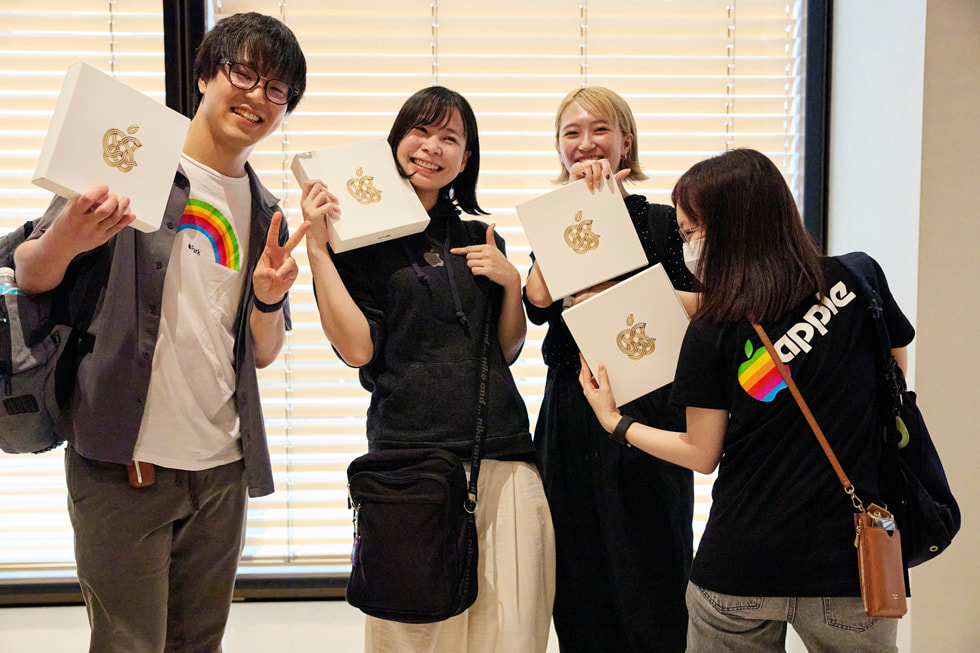 Kund:innen mit ihren Erinnerungs-Geschenkboxen in Apple Ginza.