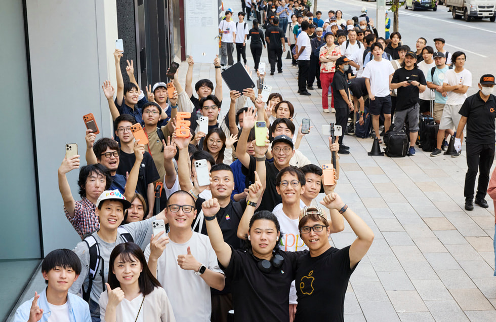 Eine lange Schlange von Kund:innen wartet vor Apple Ginza.