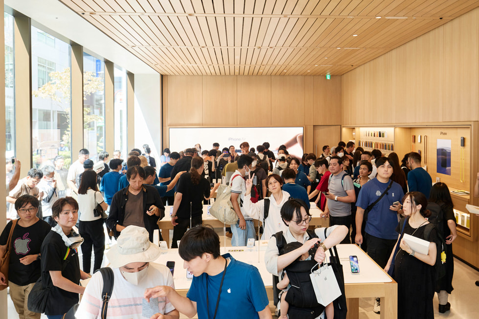 Kund:innen und Teammitglieder im Inneren von Apple Ginza.