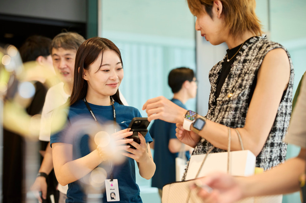 Ein Teammitglied hilft einer Kundin beim Anprobieren einer Apple Watch in Apple Ginza.