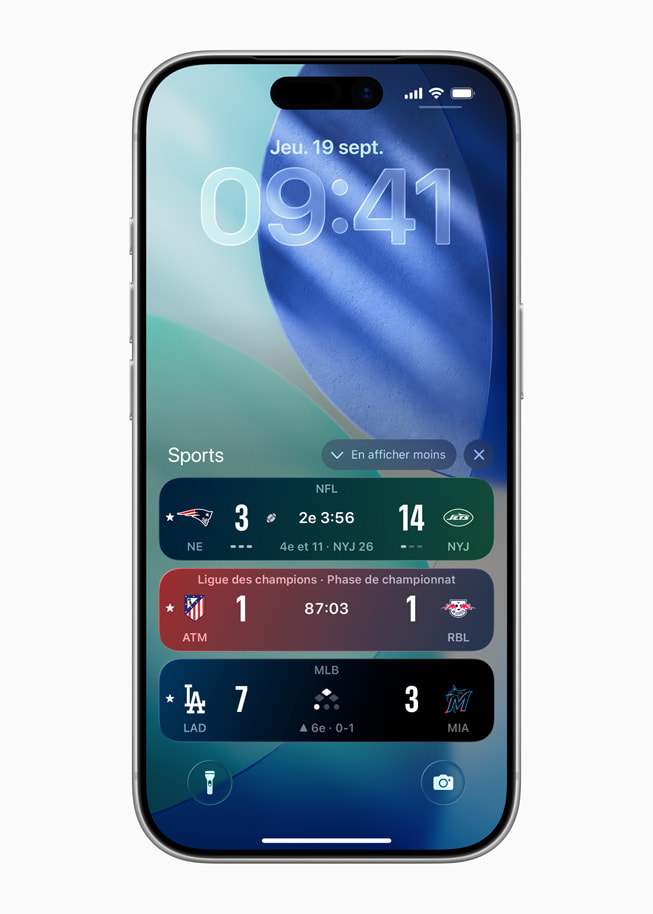 L’écran verrouillé d’un iPhone 17 Pro affiche plusieurs scores dans différentes ligues sportives. 