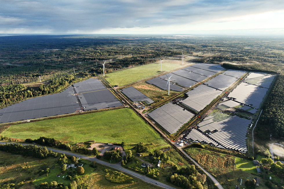 Una vista aerea dell’impianto di energia rinnovabile finanziato da Apple in Lettonia.