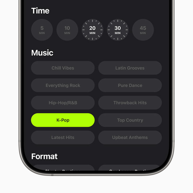 Apple Fitness+の新しいジャンル、K-Popが表示された、ユーザーのiPhone 17 Proのクローズアップ。