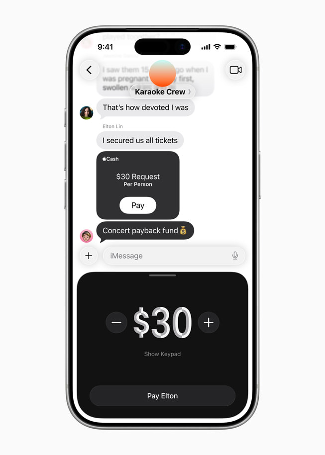 Un iPhone 17 Pro muestra la función para usar Apple Cash en Mensajes.
