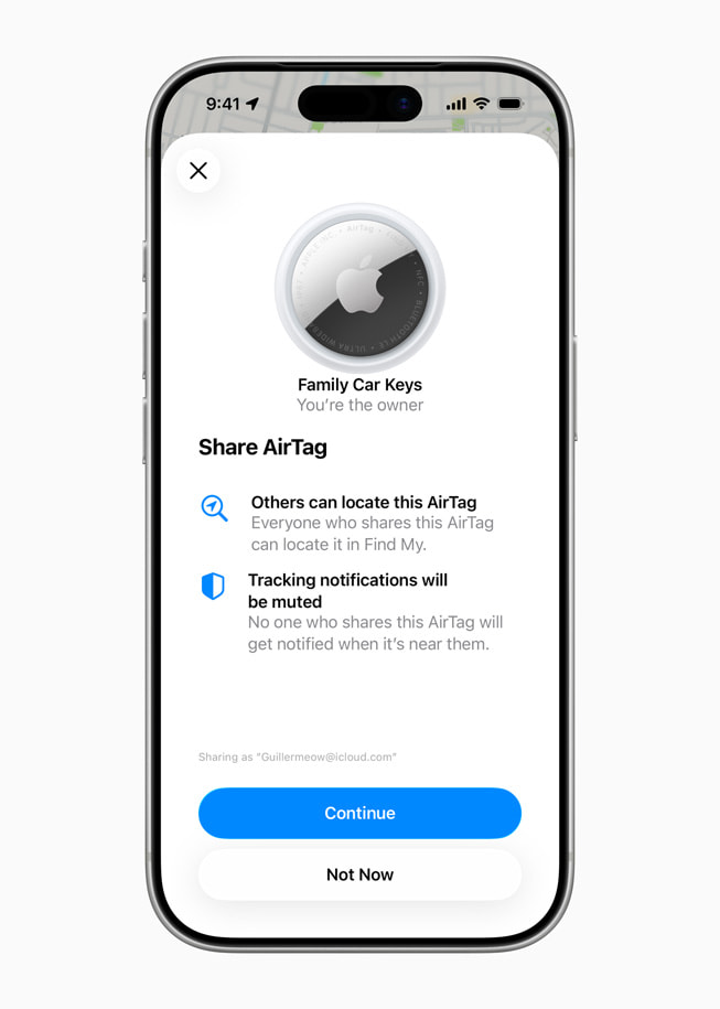 Un iPhone 17 Pro muestra una pantalla que dice “Llaves del auto familiar” e información para compartir la ubicación del AirTag. Dos botones en la parte inferior de la pantalla dicen “Continuar” y “Ahora no”.
