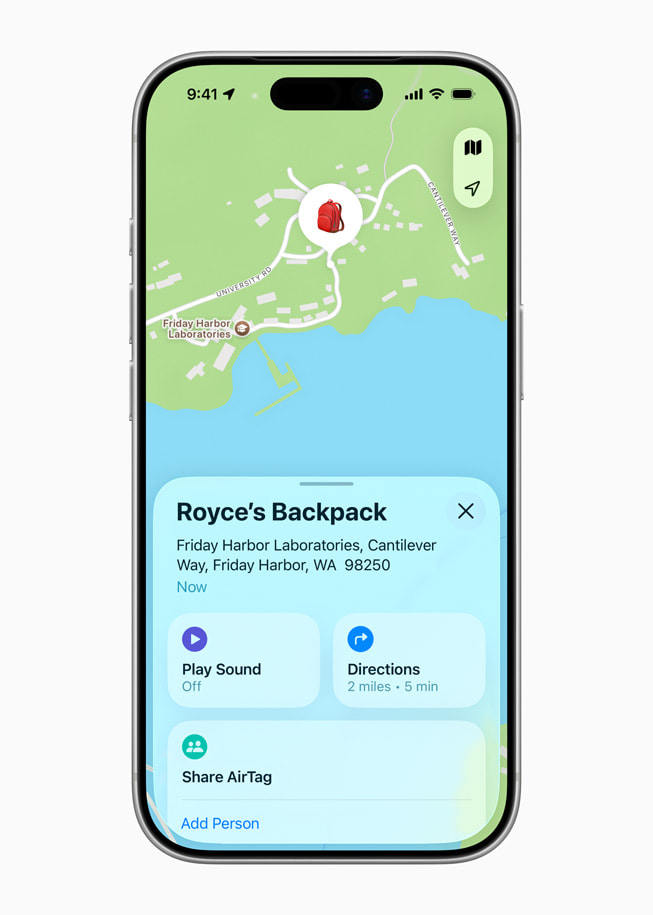 Un iPhone 17 Pro muestra información de un artículo llamado mochila de Royce y su ubicación en un mapa.