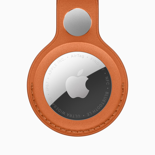 El nuevo AirTag con un llavero de FineWoven color naranja zorro.