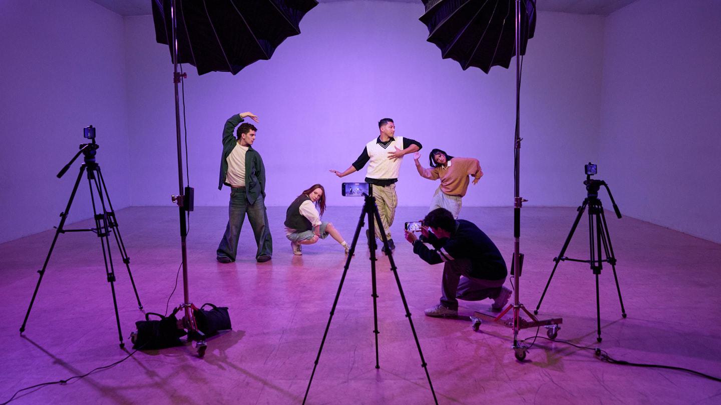 Kyle Hanagami graba a cuatro bailarines en un estudio usando cuatro dispositivos iPhone 17 Pro Max.