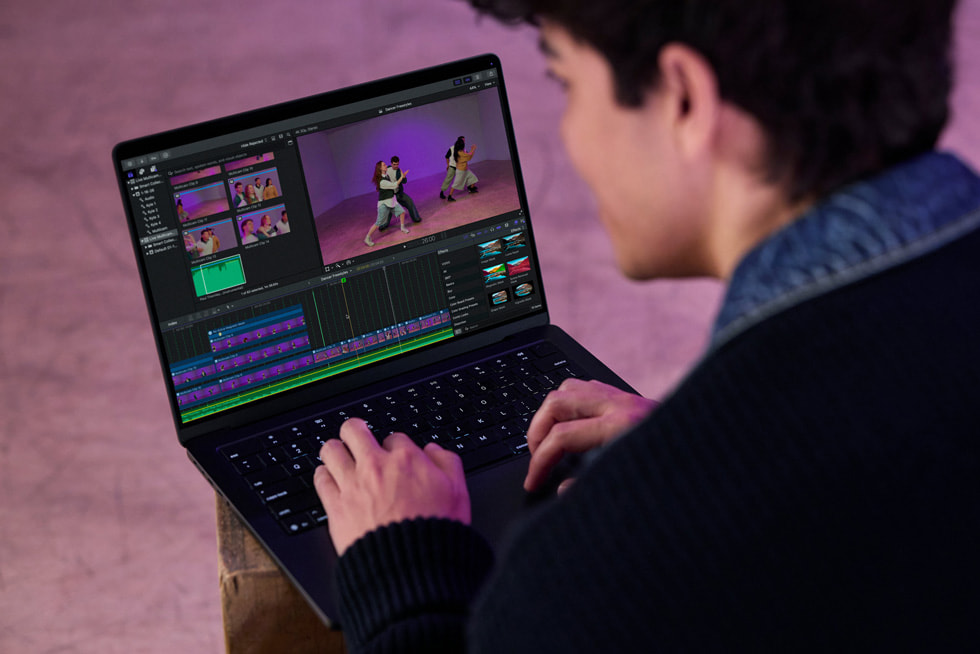 Primer plano sobre el hombro de Kyle Hanagami trabajando en Final Cut Pro en una MacBook Pro.