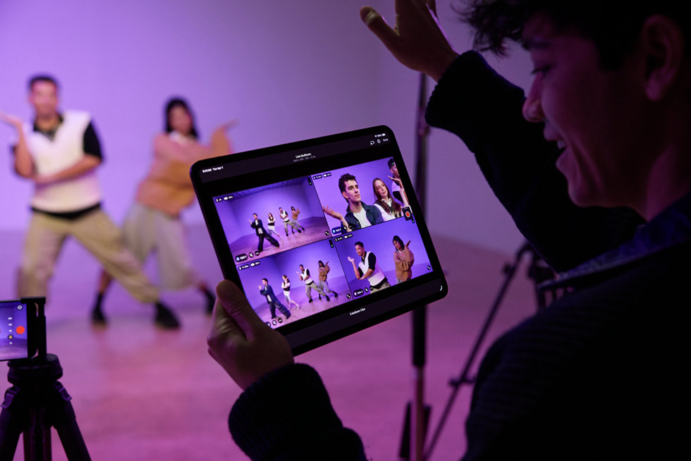 Kyle Hanagami dirige a bailarines en un estudio mientras revisa los movimientos en un iPad Pro usando Multicam en Vivo en Final Cut Pro.
