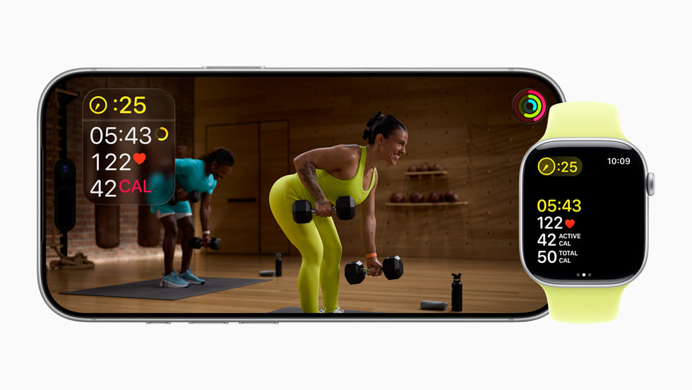 Ein Krafttraining in Fitness+, angezeigt auf iPhone und Apple Watch. 
