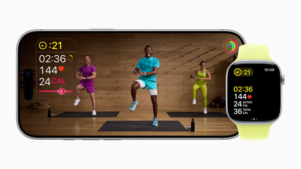 Ein HIIT-Training in Fitness+, angezeigt auf iPhone und Apple Watch. 

