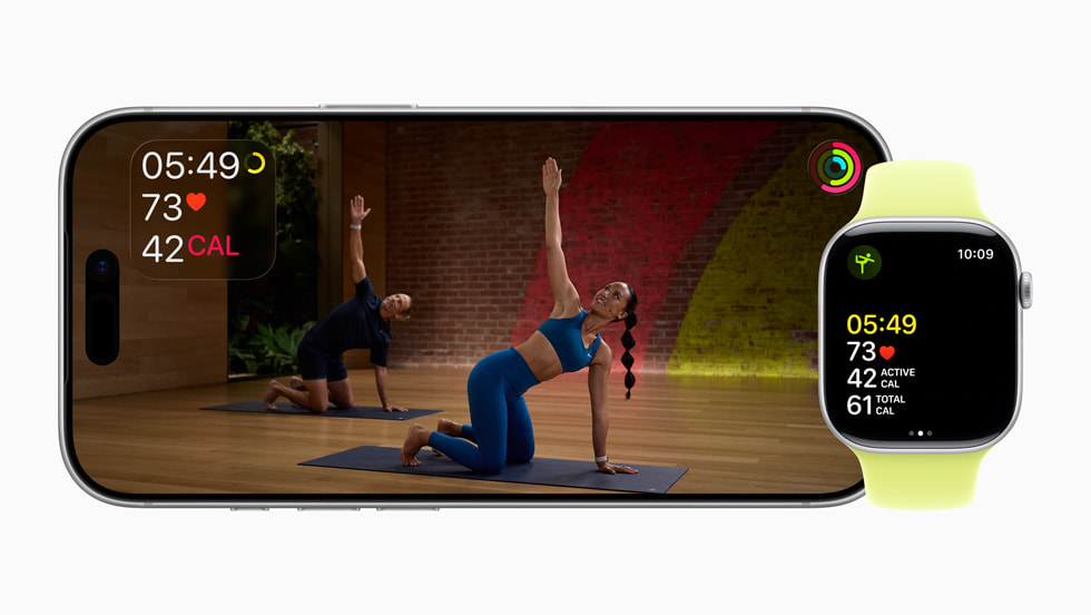 Ein Yoga Training in Fitness+ auf einem iPhone und einer Apple Watch mit Messwerten.
