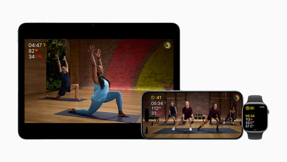 Apple Fitness+ auf iPad und iPhone mit einem Training auf einer Apple Watch.
