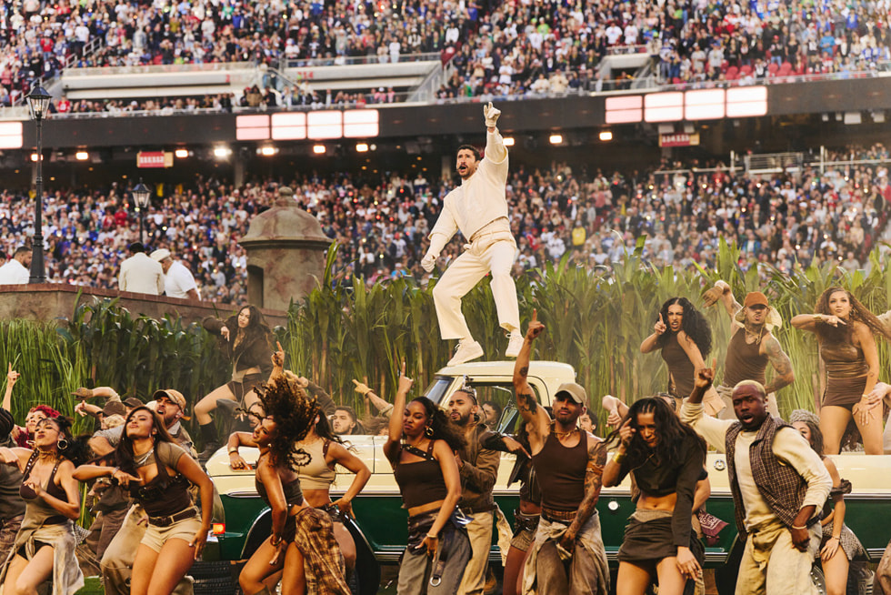 Bad Bunny, debout sur le toit d’une voiture, lors de sa prestation pour l’Apple Music Super Bowl LX Halftime Show.