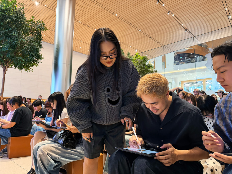 Durante una sesión de Today at Apple en Apple Iconsiam, Bangkok, la artista Molly Yllom ayuda a los participantes a usar el Apple Pencil en el iPad.