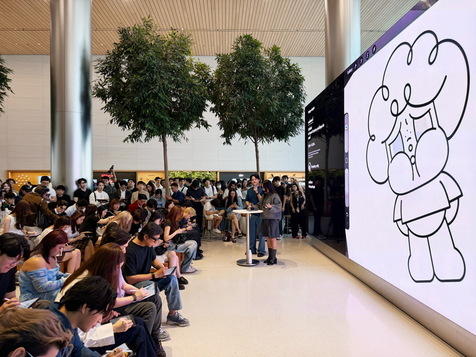 La artista Molly Yllom lidera una sesión de Today at Apple en Apple Iconsiam, en Bangkok.