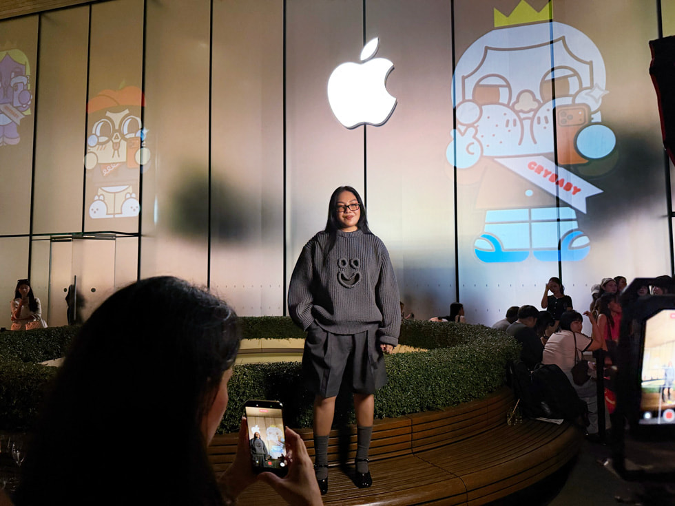 La artista Molly Yllom posa para una foto tomada con un iPhone en Apple Iconsiam, en Bangkok.