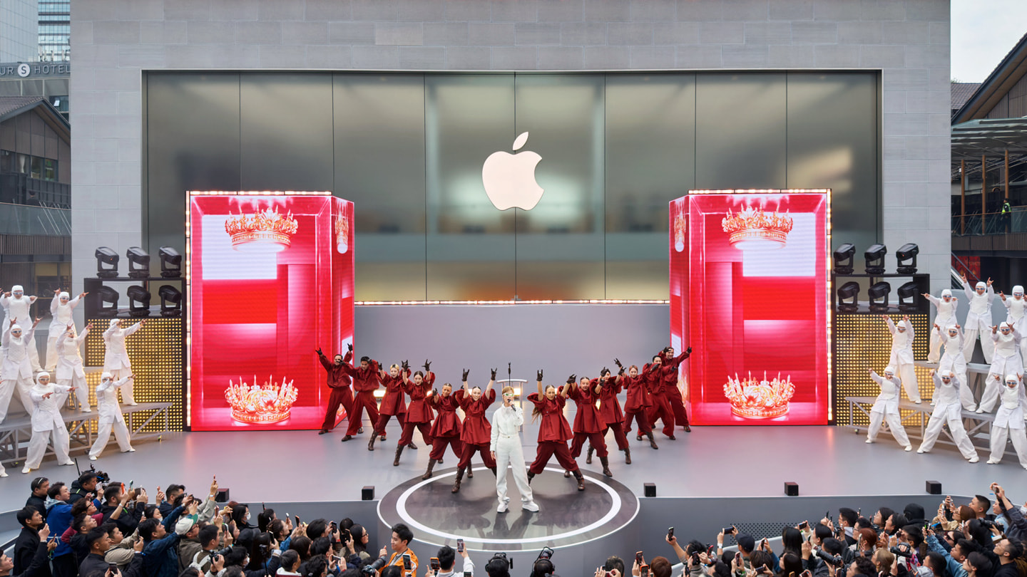 Chris Lee y sus bailarines durante su presentación en el escenario exterior de Apple Taikoo Li Chengdu, en China.