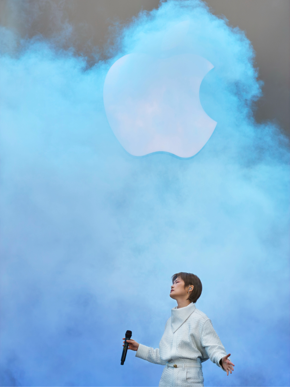 Chris Lee cantando en medio de una nube de humo en Apple Taikoo Li Chengdu, en China.