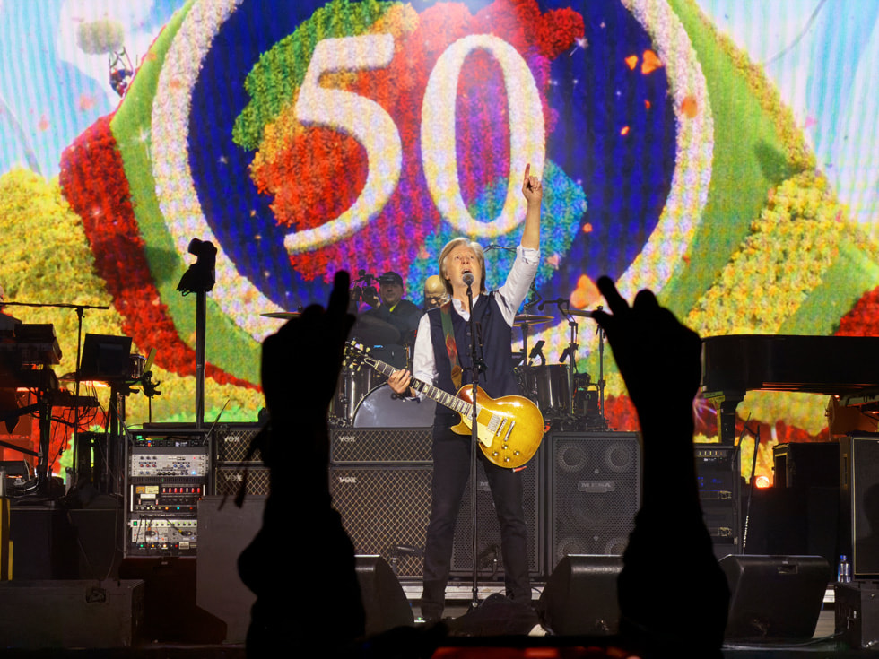 Paul McCartney presentándose en el escenario del Apple Park en Cupertino. 