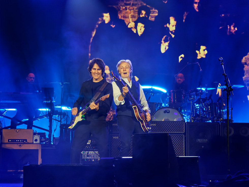 Paul McCartney toca la guitarra junto a otro guitarrista de su banda en el escenario del Apple Park en Cupertino.
