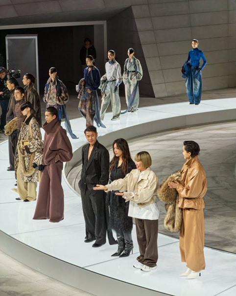 Modelos en una pasarela circular en Apple Jing’an junto a la diseñadora Feng Chen Wang.