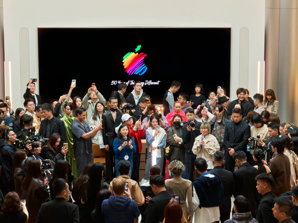 La diseñadora Feng Chen Wang saluda a los asistentes en Apple Jing’an.