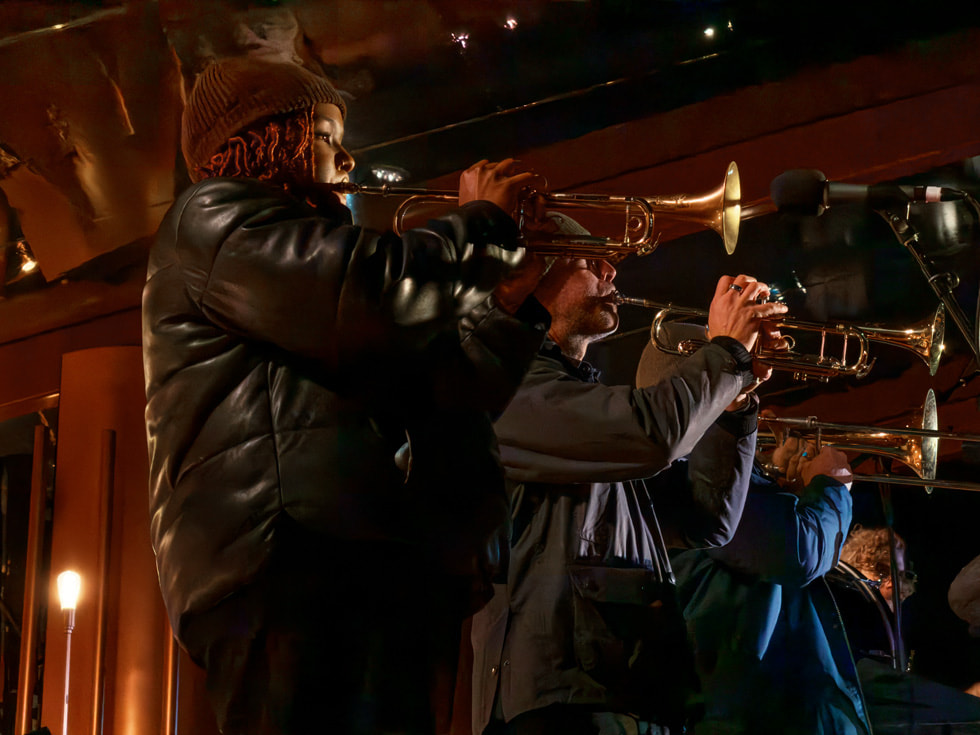 Se muestra a los músicos durante el show de Mumford & Sons en Apple Battersea, en Londres.
