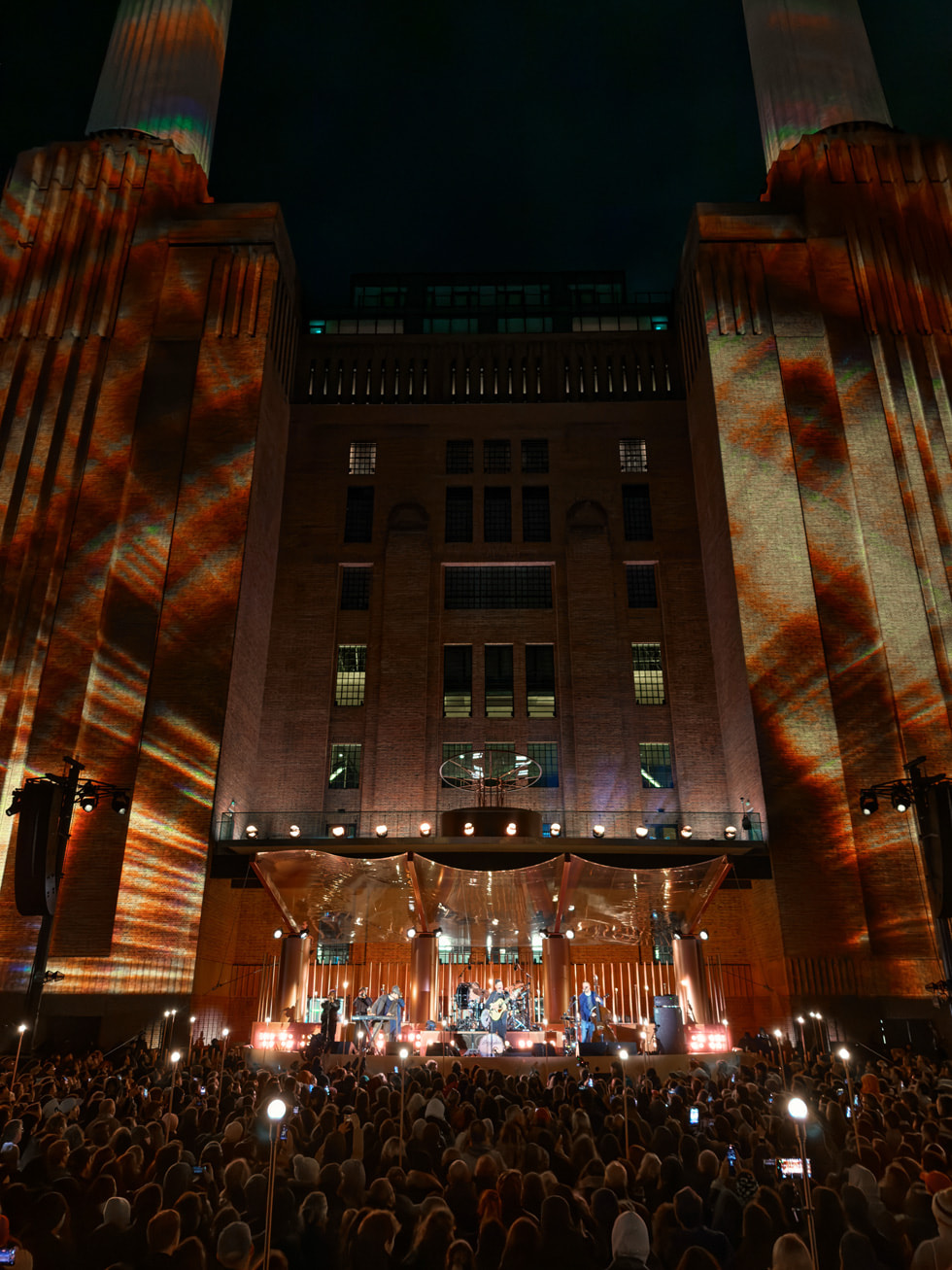 Vista de la multitud en el show de Mumford & Sons frente al edificio de Apple Battersea, en Londres.