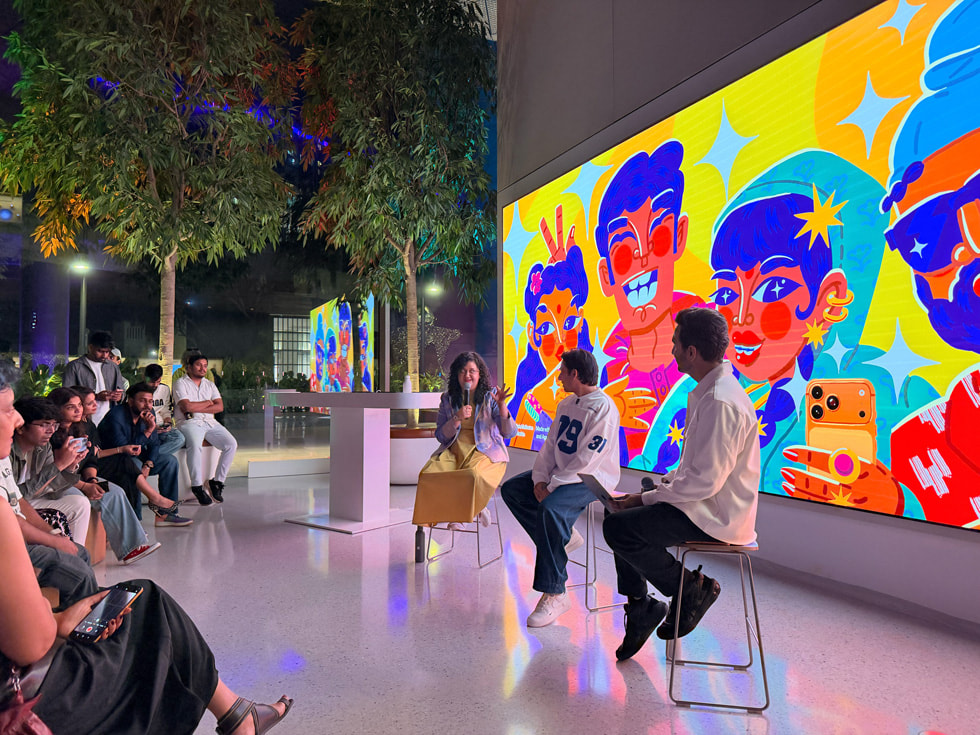 Mira Felicia Malhotra y Anuv Jain durante una charla con un moderador en Apple BKC, Bombay.