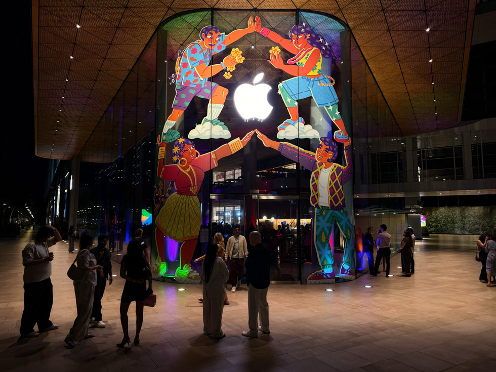El mural de Mira Felicia Malhotra viste la fachada de cristal de Apple BKC en Bombay.