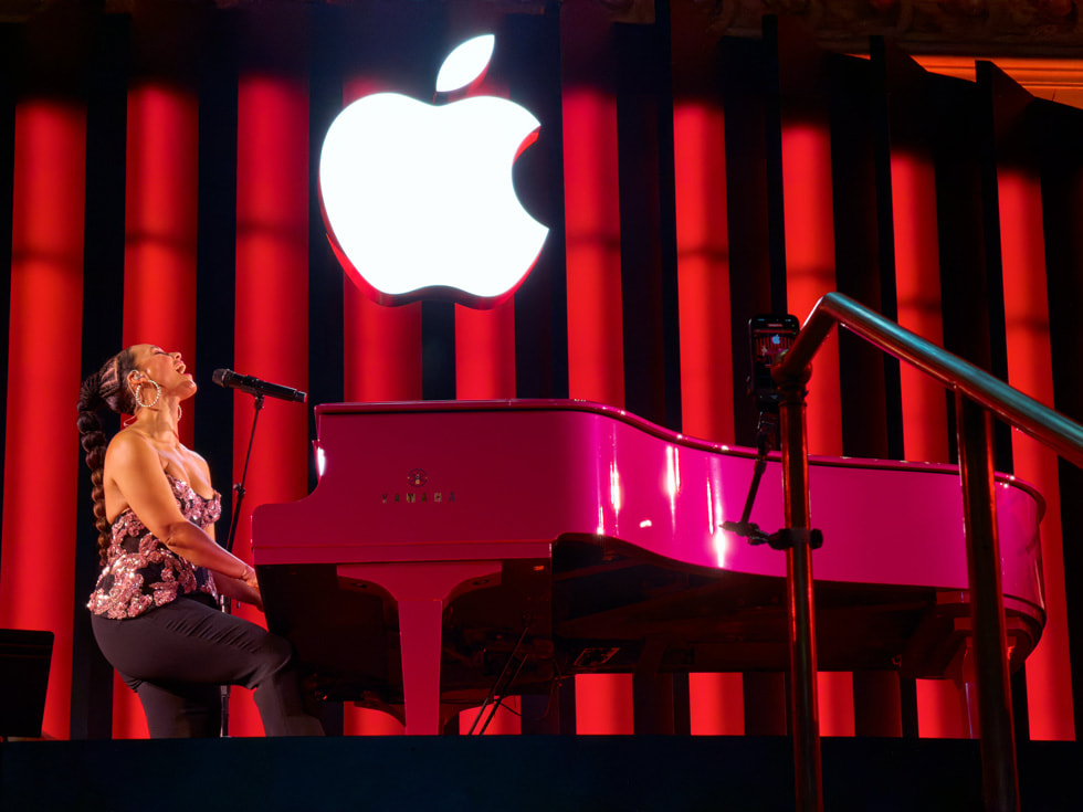 Alicia Keys sentada frente a su piano durante la presentación en Apple Grand Central.