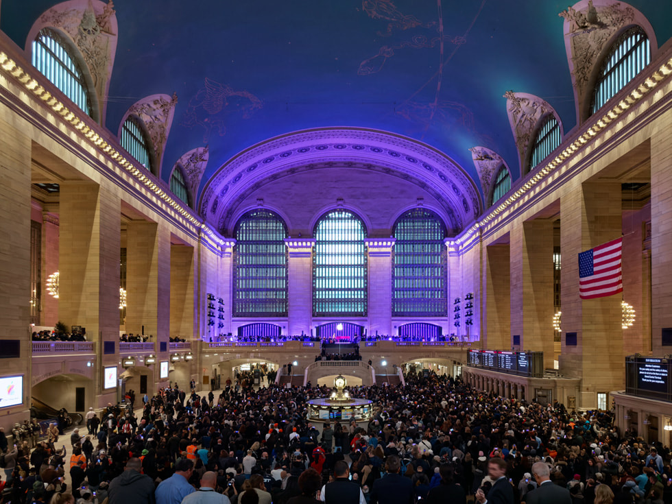Foto panorámica de la multitud en Apple Grand Central.