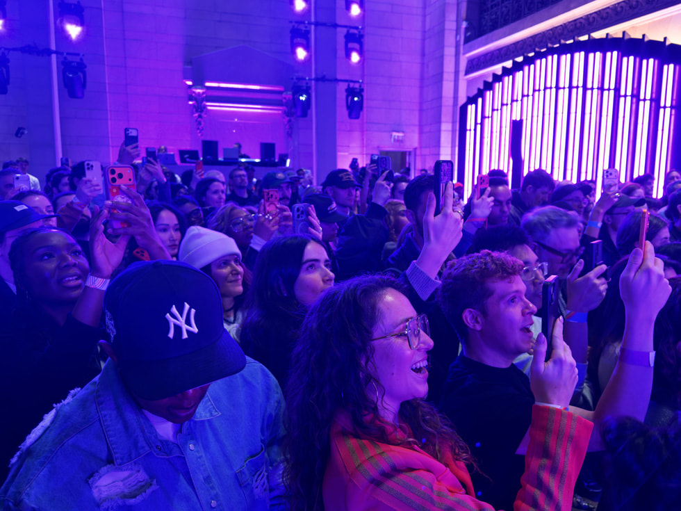 Foto del público celebrando y grabando la presentación de Alicia Keys.