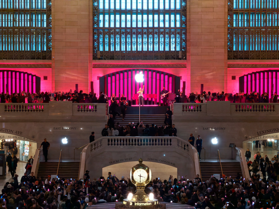 Clientes llenan la plaza frente a Apple Grand Central.