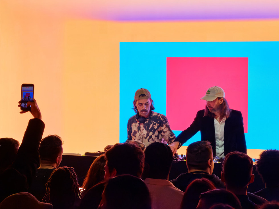 Imagen de Breakbot en una sesión de DJ en Apple Champs-Élysées, París.