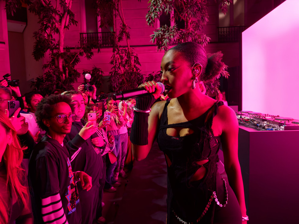 Imagen de Ebony durante su presentación en Apple Champs-Élysées, París.