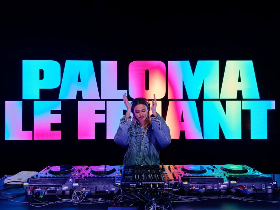 Paloma Le Friant durante su sesión de DJ en Apple Champs-Élysées, París.