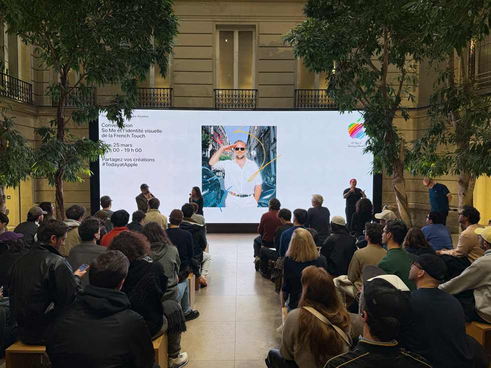 Imagen de So Me durante una charla en el escenario de Apple Champs-Élysées París.