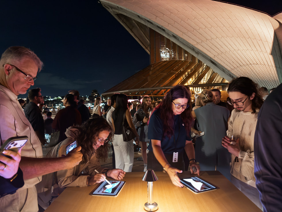 Primer plano de personas que están dibujando en el iPad con el Apple Pencil.