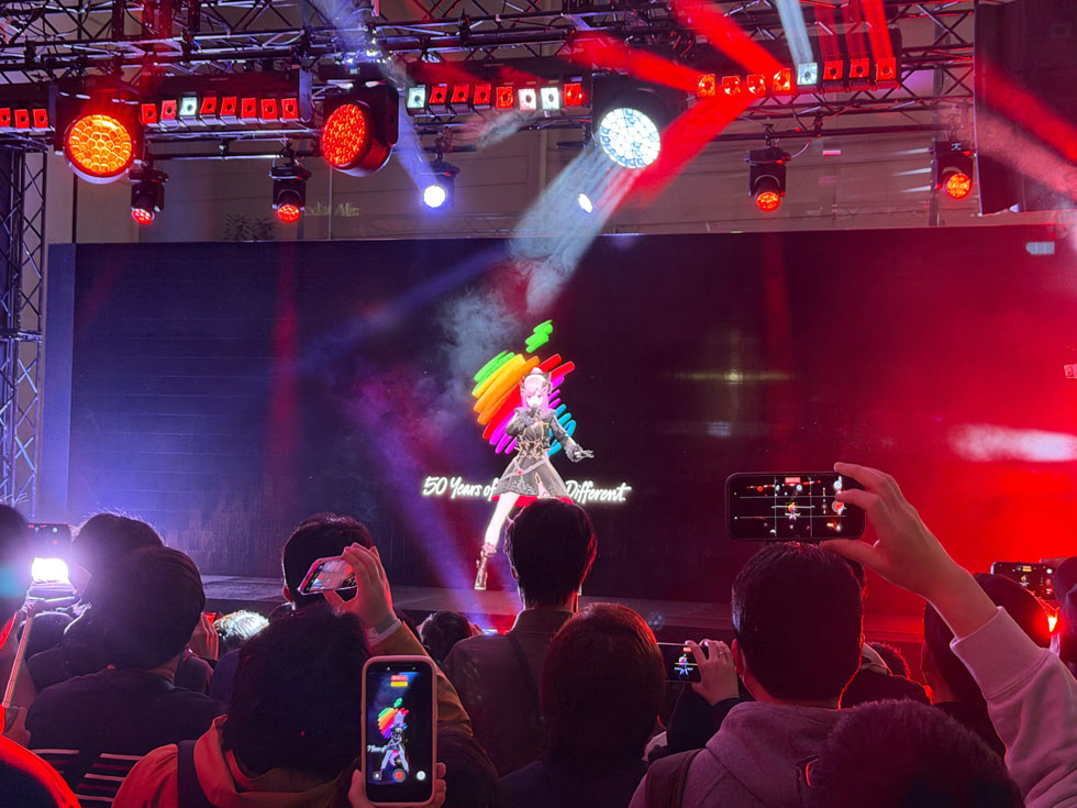 Vista desde el público que muestra a la artista Mori Calliope actuando en el escenario de Apple Omotesando, Tokio.