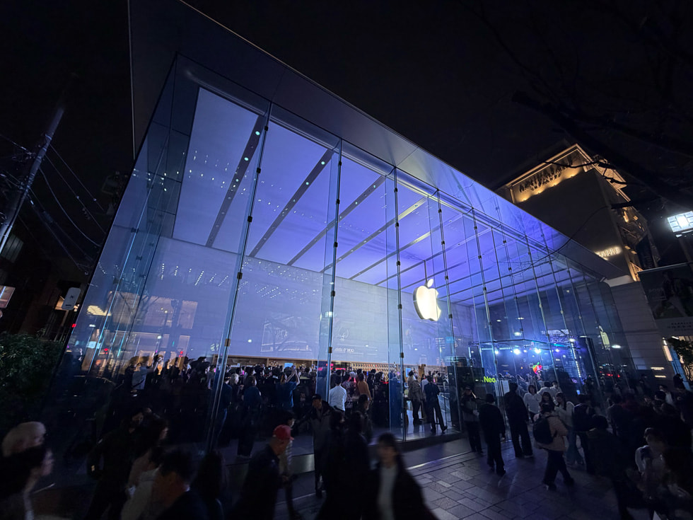 Fachada de Apple Omotesando en Tokio durante la presentación de Mori Calliope.