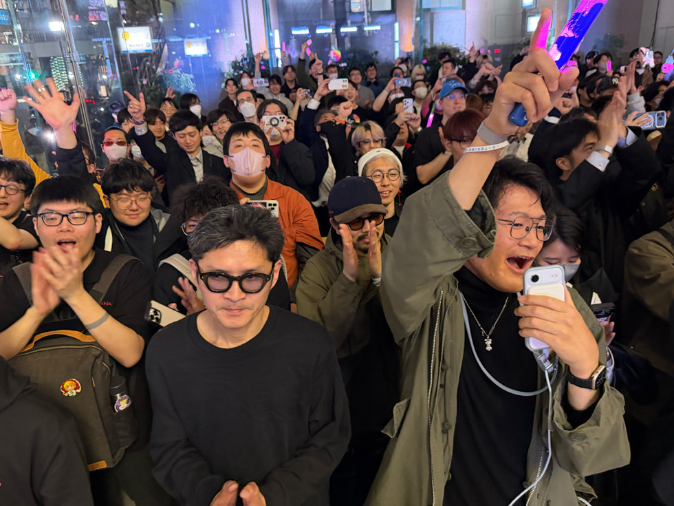 El público ovaciona a Mori Calliope durante su presentación en Apple Omotesando, Tokio.