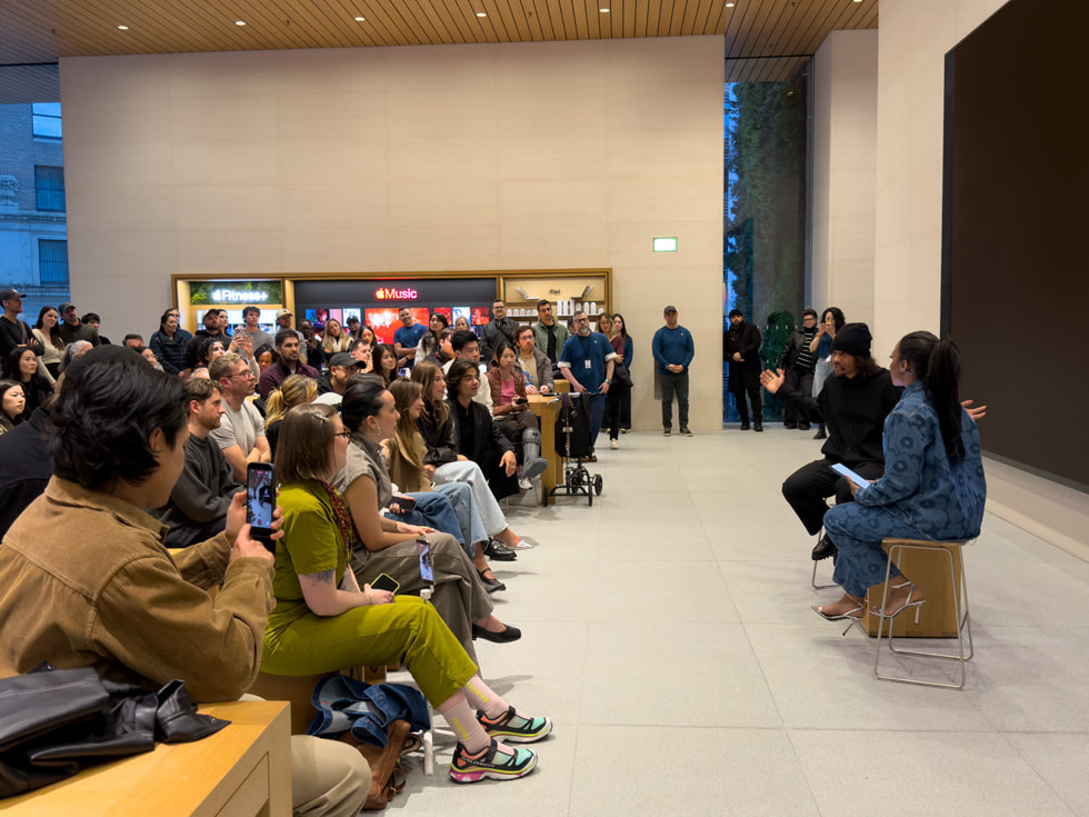 Los asistentes miran la sesión de Today at Apple protagonizada por Elladj Baldé.