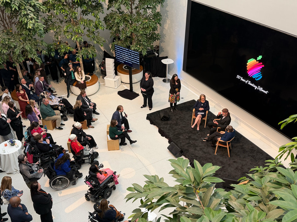 Vista aérea de la charla sobre la creatividad en la comunidad sorda en Apple Carnegie Library, en Washington, D.C.